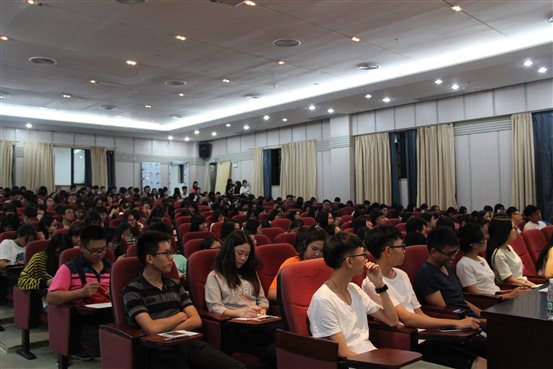 现场同学们认真聆听、积极互动