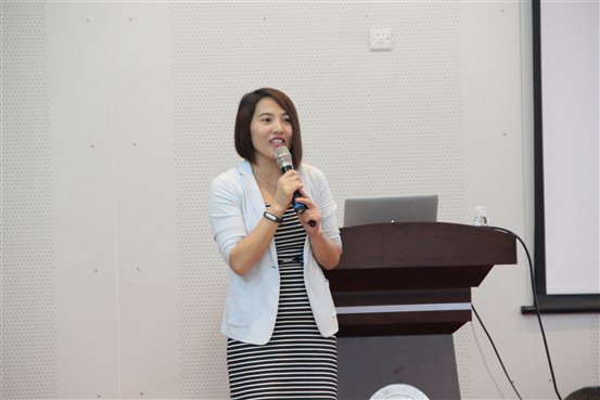 尹利平女士讲述个人奋斗史